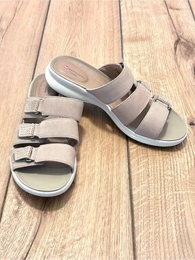 Clarks Un Adorn Lane Leather Sandal Slides in Sand Adjustable Straps Women’s 8 M